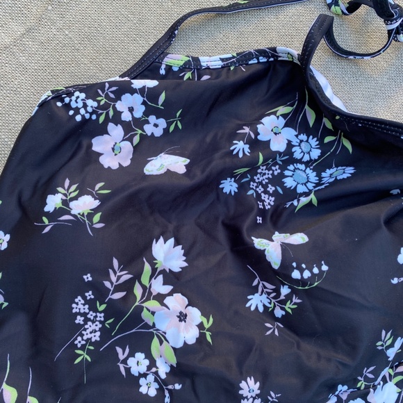Sweet Floral print Halter Tankini with Peplum Black Bottoms - Picture 16 of 16